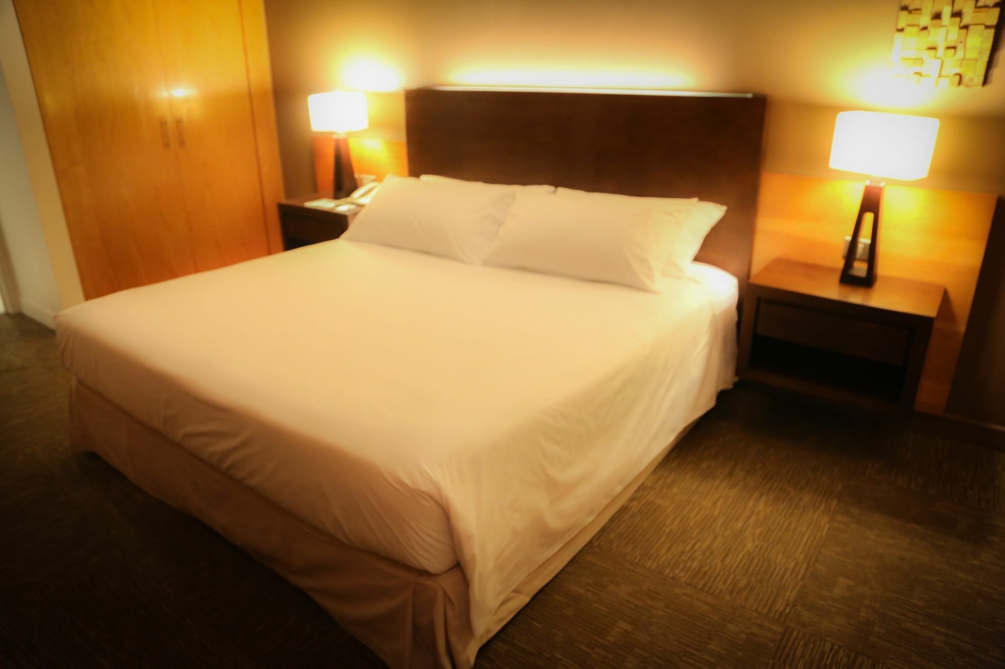 Mds Hotel Калама Экстерьер фото A king bed